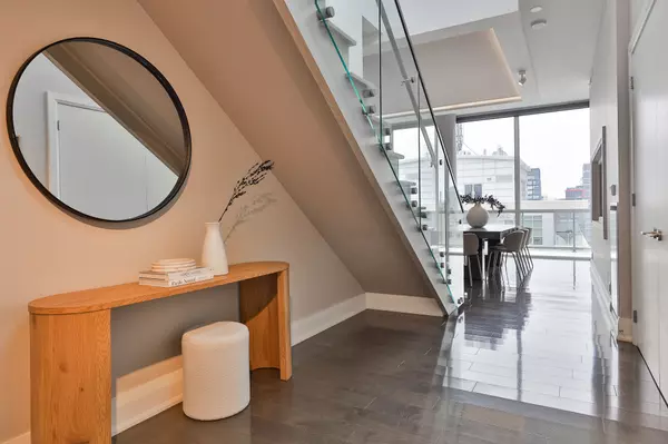 Toronto C01, ON M5V 0A8,478 King ST W #PH-02