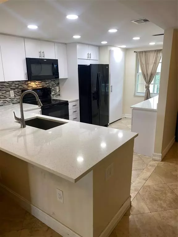 Pompano Beach, FL 33069,3499 Oaks Way #304