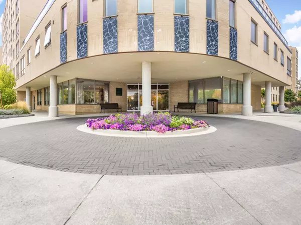 Richmond Hill, ON L4C 8T4,326 Major Mackenzie DR E #203