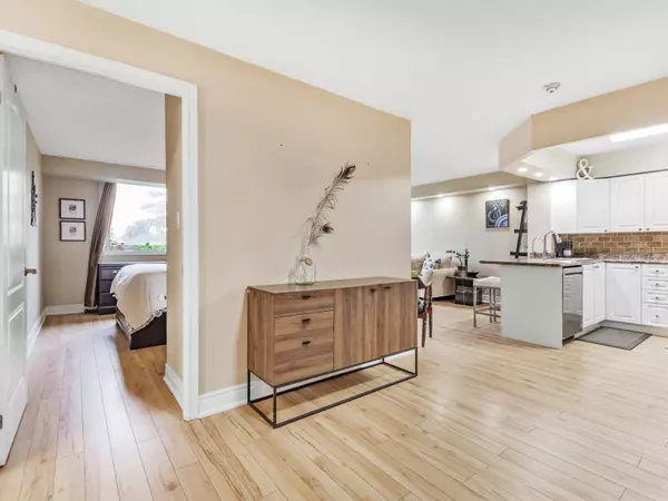 Richmond Hill, ON L4C 8T4,326 Major Mackenzie DR E #203