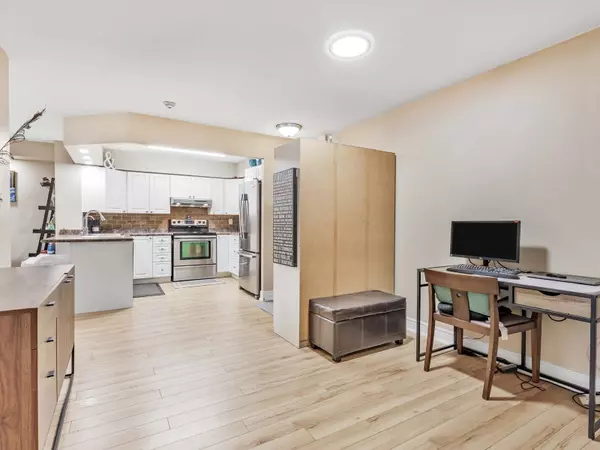 Richmond Hill, ON L4C 8T4,326 Major Mackenzie DR E #203