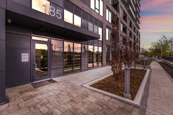 185 Deerfield RD #409, Newmarket, ON L3Y 0G7