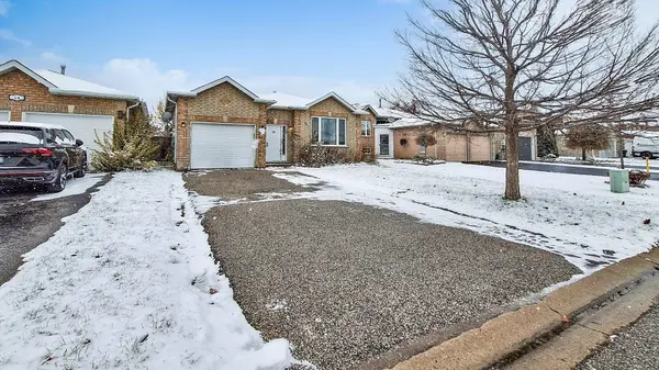 16 Nicole Marie AVE #Main, Barrie, ON L4M 6Y8