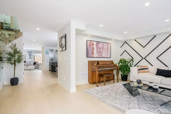 Oakville, ON L6J 7E4,1279 Winterbourne DR