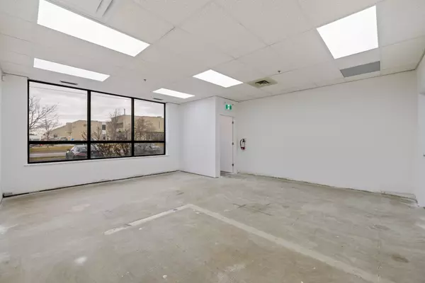 Mississauga, ON L4W 1Y5,1090 Aerowood DR #6