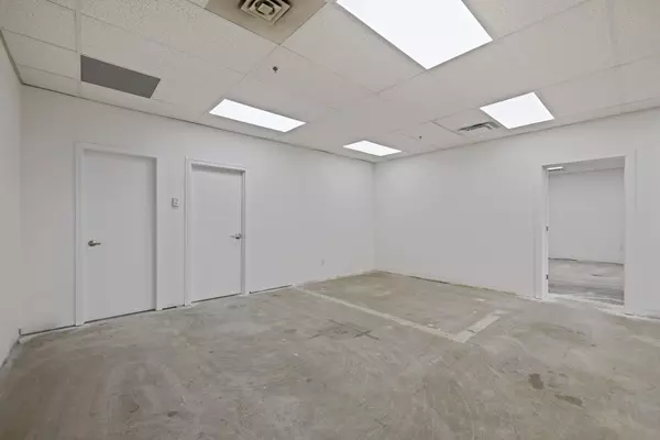 Mississauga, ON L4W 1Y5,1090 Aerowood DR #6