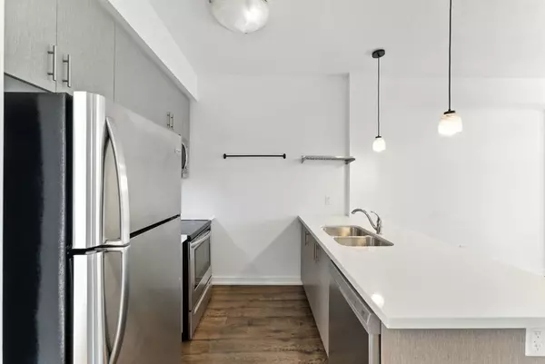 Hamilton, ON L8P 0C2,81 Robinson ST #709