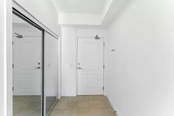 Hamilton, ON L8P 0C2,81 Robinson ST #709