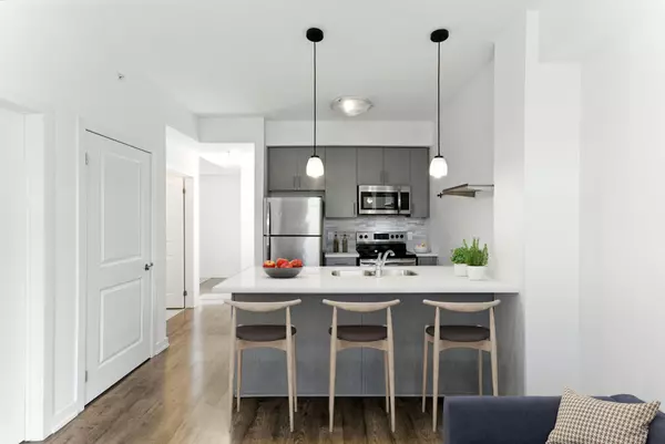 Hamilton, ON L8P 0C2,81 Robinson ST #709