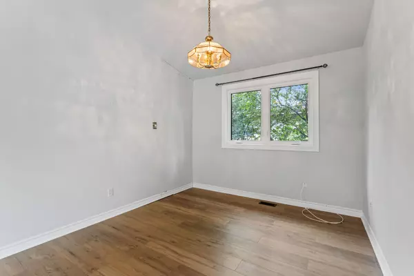 Elmvale Acres And Area, ON K1S 1N4,935 GOREN AVE