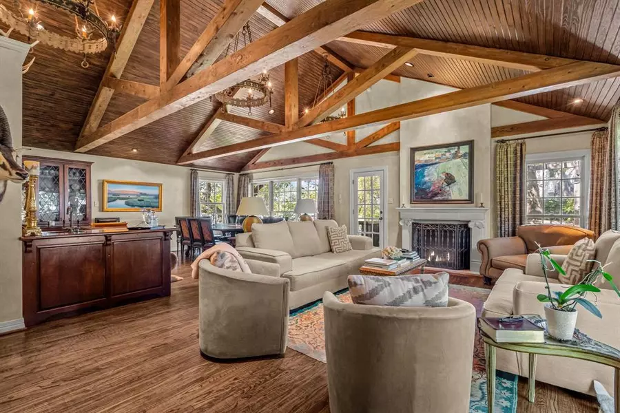 425 Crestwood Drive, Fort Worth, TX 76107