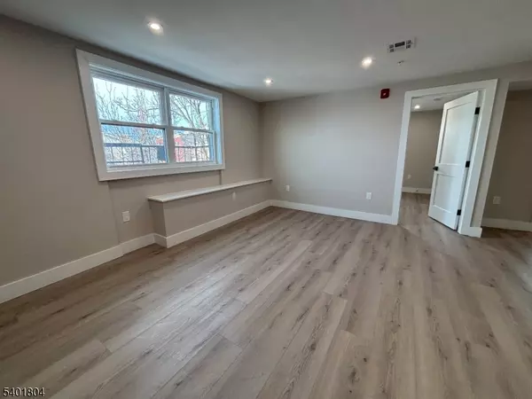 Newark City, NJ 07105,136 Elm St #303