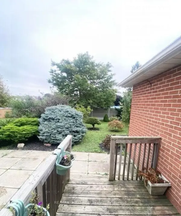 Brampton, ON L6V 3K8,30 Blackthorn LN