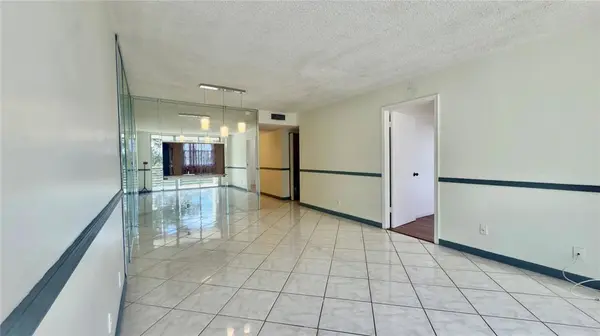 Davie, FL 33324,9340 Lagoon Pl #403