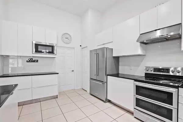 Davie, FL 33325,816 W Village Circle #1