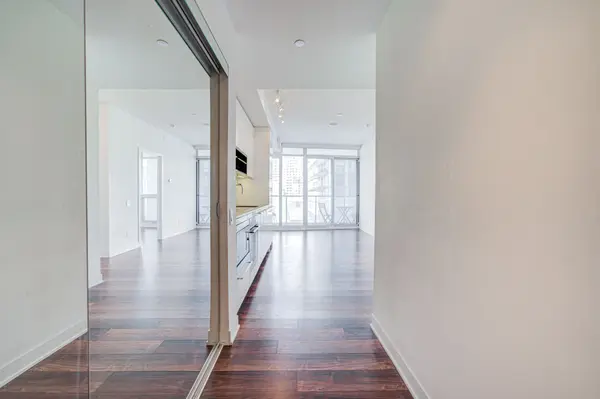 Toronto C01, ON M5V 0E6,90 Queens Wharf RD #512