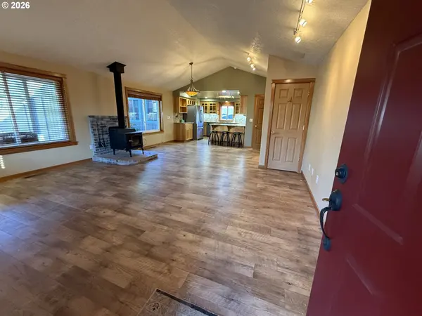 210 S 2ND ST, Carlton, OR 97111