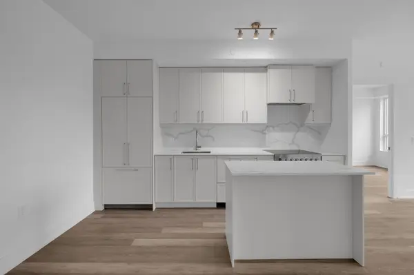 King, ON L7B 0R6,2075 King RD #203