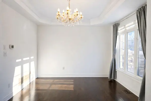 Aurora, ON L4G 0E2,40 Chapman CT