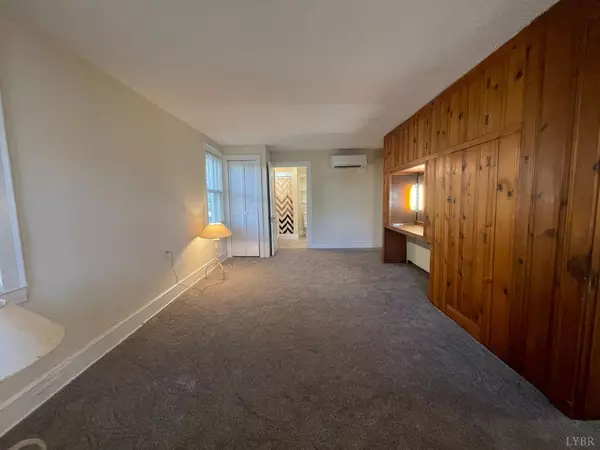 Bedford, VA 24523,1008 Hampton AVE