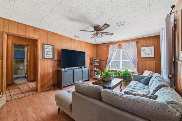 Cockrell Hill, TX 75211,518 Red bud Lane