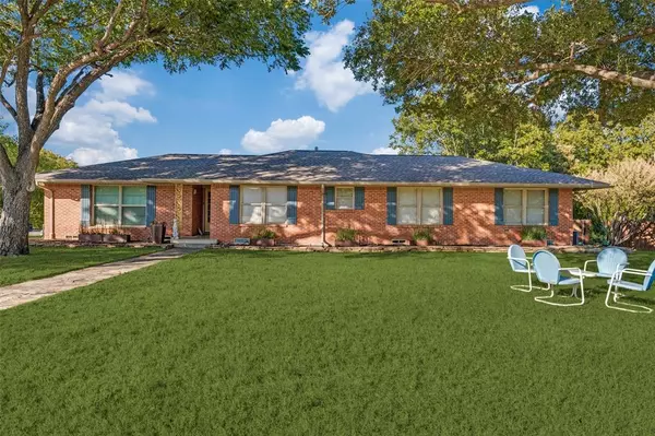 907 E Texas Street, Grapevine, TX 76051