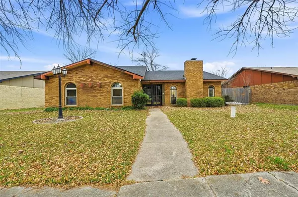 2102 Lewis Trail, Grand Prairie, TX 75052