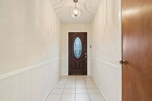 Hewitt, TX 76643,425 Lindenwood Lane W