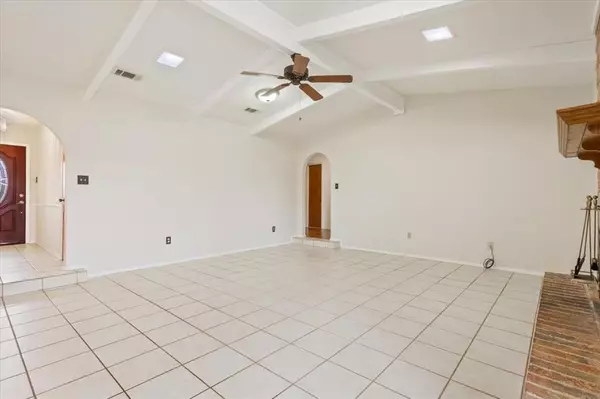 Hewitt, TX 76643,425 Lindenwood Lane W