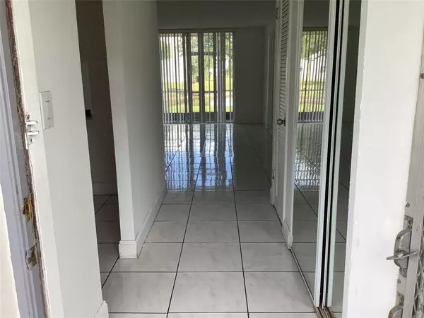 Sunrise, FL 33322,8220 Sunrise Lakes Blvd #110