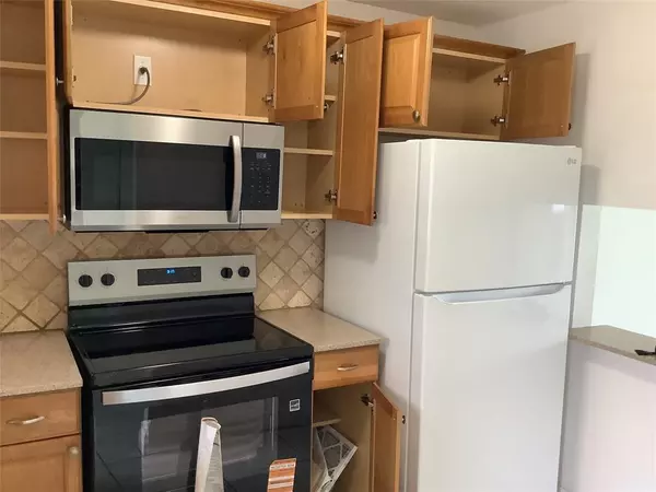 Sunrise, FL 33322,8220 Sunrise Lakes Blvd #110