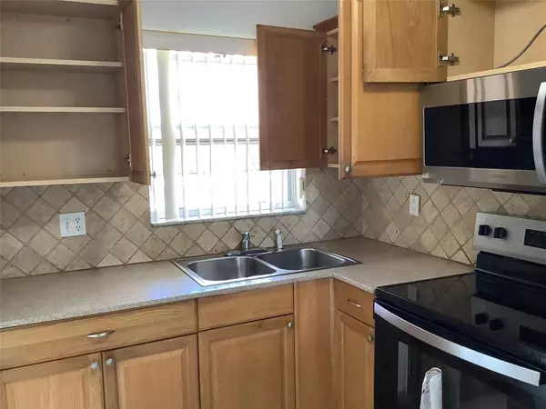 Sunrise, FL 33322,8220 Sunrise Lakes Blvd #110