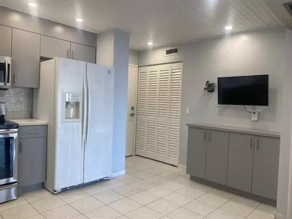 Aventura, FL 33160,2851 NE 183rd St #1903E