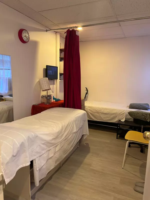 Toronto C09, ON M4T 1Y4,1395 Yonge ST #201