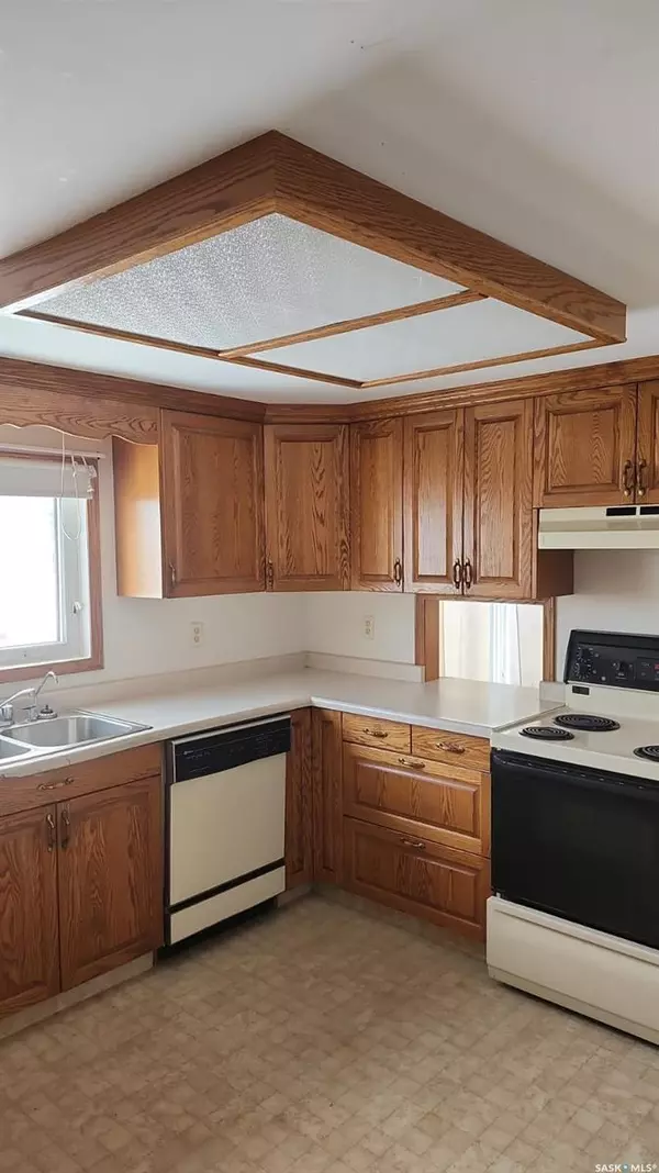 Oxbow, SK S0C 2B0,524 Boscurvis AVENUE