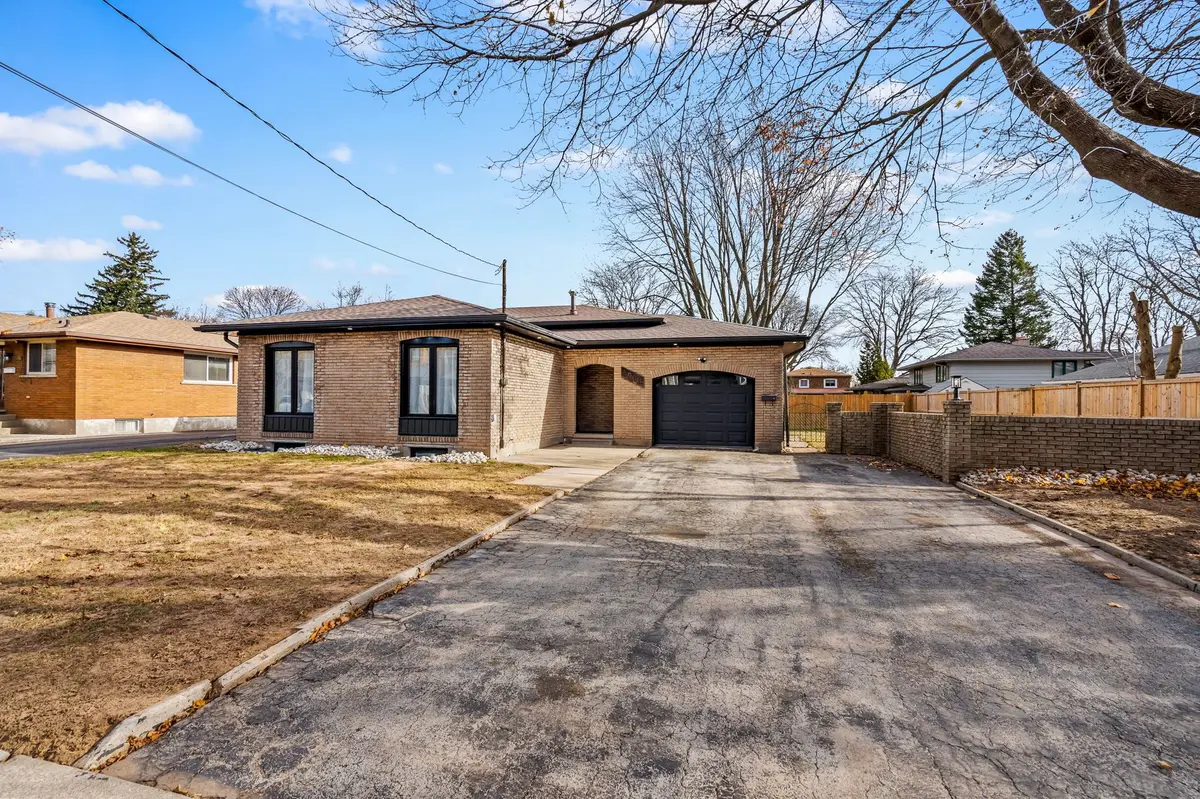Niagara Falls, ON L2E 6L6,4908 Pettit AVE #Upper