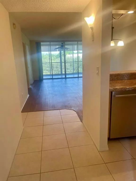 Davie, FL 33324,9501 Seagrape Dr #403