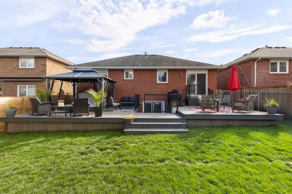 Bradford West Gwillimbury, ON L3Z 2Z8,22 Countryside CT