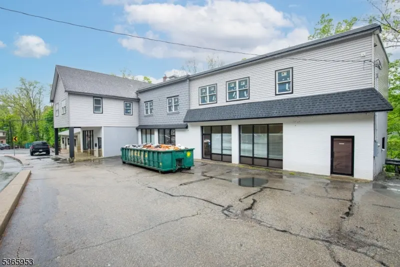 15 Hamburg Tpke, Bloomingdale Boro, NJ 07403