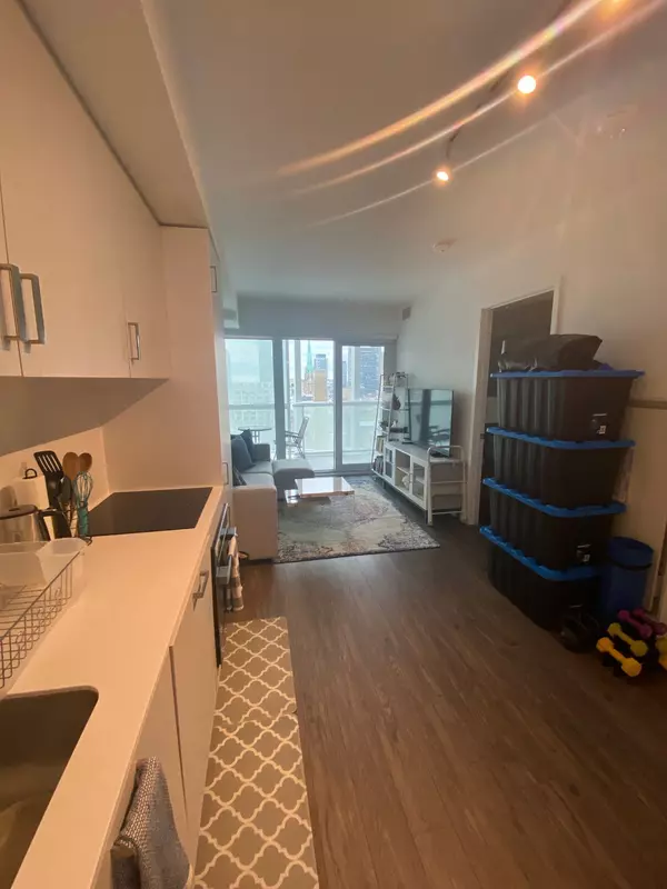 Toronto C08, ON M5C 0B6,88 Queen ST E #1005