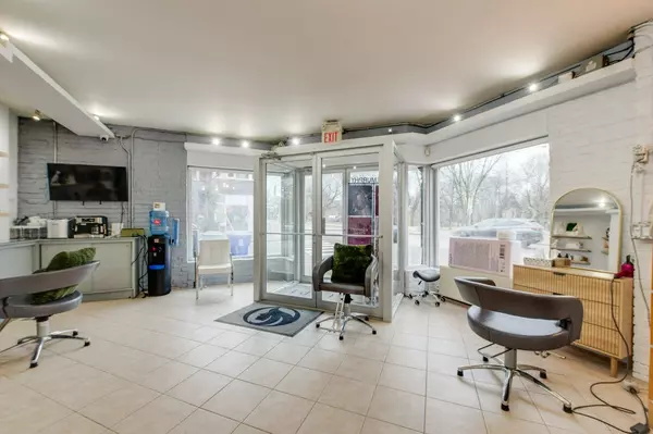 Toronto C01, ON M6J 2V8,256 Crawford ST