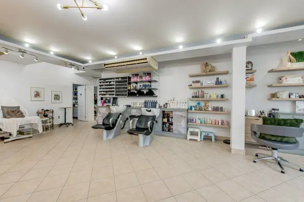 Toronto C01, ON M6J 2V8,256 Crawford ST