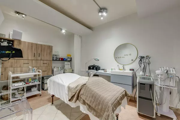 Toronto C01, ON M6J 2V8,256 Crawford ST