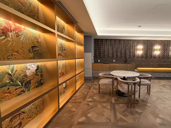 Toronto C01, ON M6J 0H3,5 Lakeview AVE #701