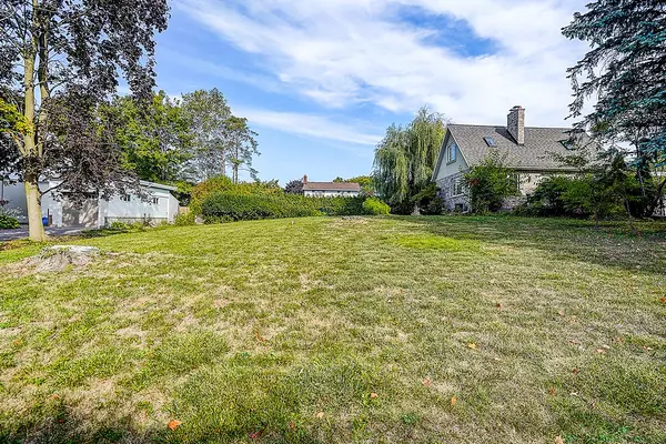 Oshawa, ON L1G 1N8,900 Parklane AVE