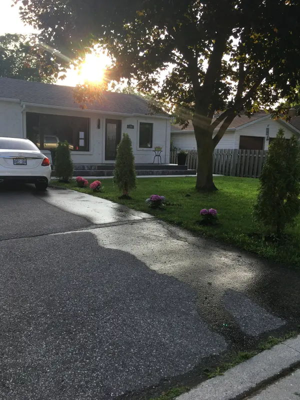 40 Howard RD #Main Floor, Newmarket, ON L3Y 3G7