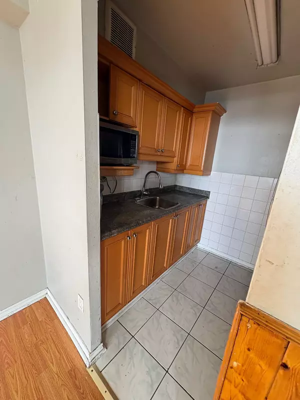 Toronto W04, ON M6B 2G8,100 Lotherton Pathway #1215