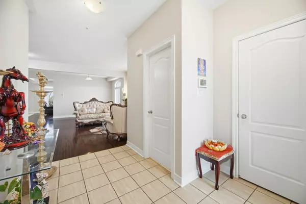 Brampton, ON L6P 3P5,38 Lightcatcher CIR