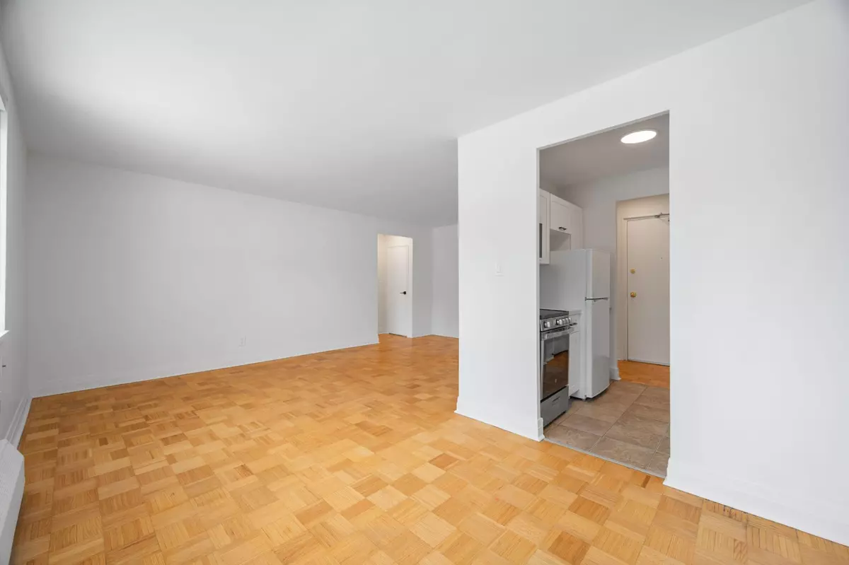 Toronto E03, ON M4C 4C3,1017 Woodbine AVE #107