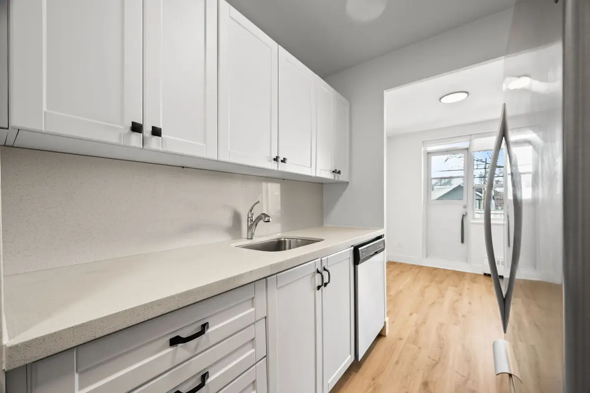 Toronto, ON M4C 4C3,1017 Woodbine AVE #205